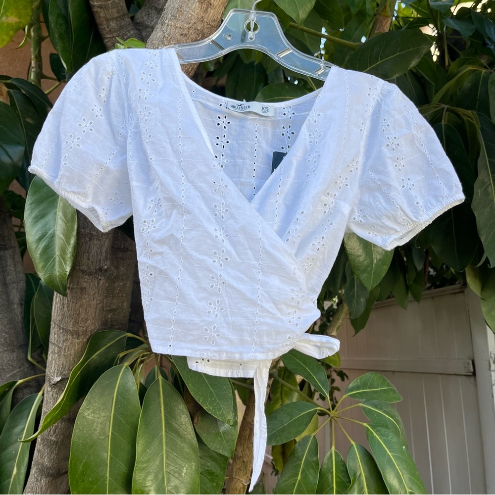 NWT Hollister  Eyelet Puff Sleeve Crop Wrap Top in White